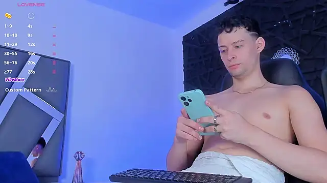 Snapshot of JadeSmiith_ chatting on December 27, 9:43 pm JadeSmiith online show from December 27, 9:43 pm