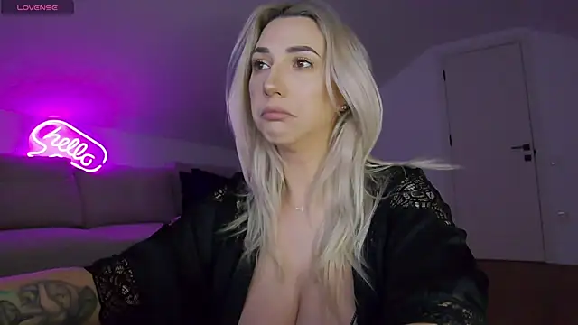 Snapshot of KhloeK chatting on April 6, 9:21 am KhloeK online show from April 6, 9:21 am