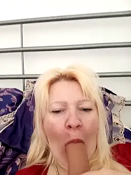 Snapshot of Lauri_scherri chatting on April 23, 2:08 pm Lauri scherri online show from April 23, 2:08 pm