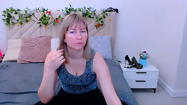 Snapshot of Incredible_Ariela chatting on March 4, 6:19 am Incredible Ariela online show from March 4, 6:19 am