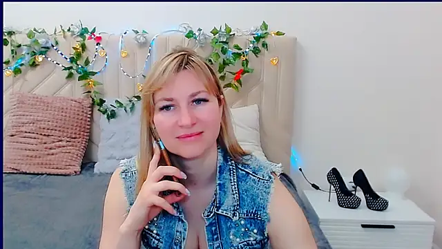 Snapshot of Incredible_Ariela chatting on March 27, 8:26 am Incredible Ariela online show from March 27, 8:26 am