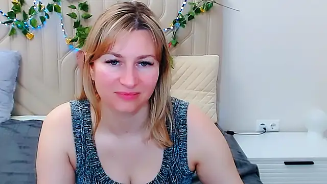 Snapshot of Incredible_Ariela chatting on April 11, 12:37 am Incredible Ariela online show from April 11, 12:37 am