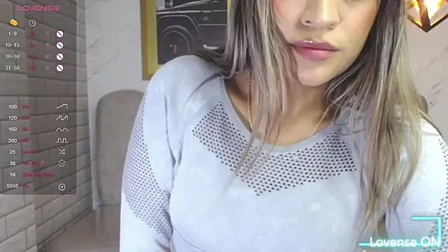 Snapshot of _Charlotte_v chatting on June 6, 4:44 pm Charlotte v online show from June 6, 4:44 pm