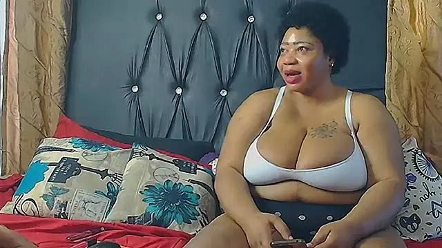 HUMONGUOUSTITSS online show from December 8, 2:41 pm