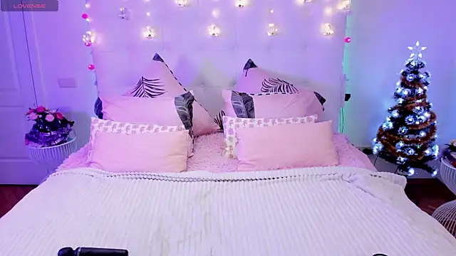 JulieTaylors online show from December 6, 1:44 pm