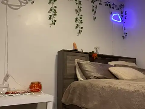 Snapshot of Kittyymaze1 chatting on November 6, 12:39 pm Kittyymaze1 online show from November 6, 12:39 pm