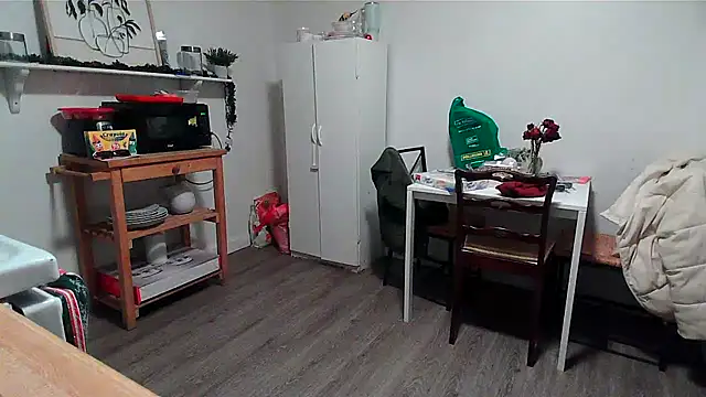 Snapshot of Kittyymaze1 chatting on December 21, 12:34 pm Kittyymaze1 online show from December 21, 12:34 pm