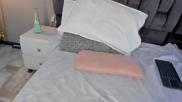 Snapshot of estefania__gomez chatting on February 13, 12:02 am estefania gomez online show from February 13, 12:02 am