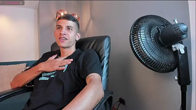 Aaron Scoot online show from December 18, 11:30 pm