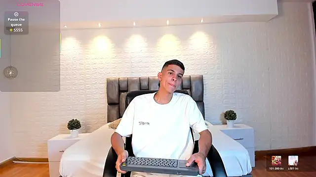 Aaron Scoot online show from March 20, 8:03 pm