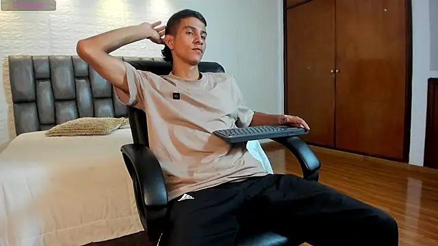 Aaron Scoot online show from April 14, 8:26 pm