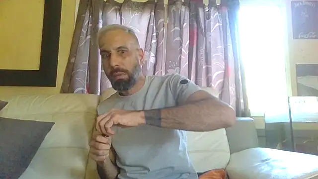 Snapshot of arrow13680 chatting on February 26, 3:00 pm arrow13680 online show from February 26, 3:00 pm