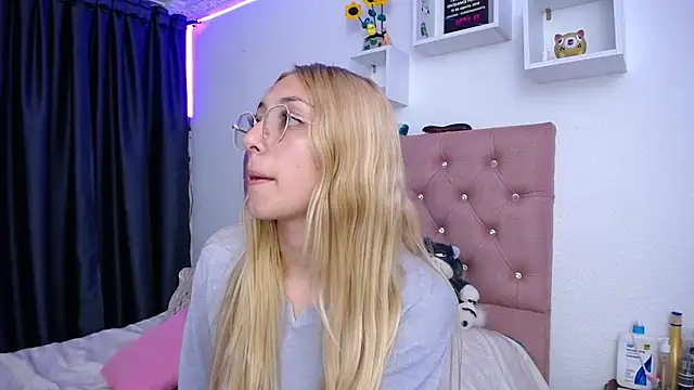 Snapshot of Soffy-brooks chatting on October 12, 5:17 am Soffy-brooks online show from October 12, 5:17 am