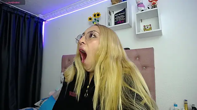 Snapshot of Soffy-brooks chatting on October 13, 5:07 am Soffy-brooks online show from October 13, 5:07 am