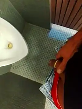 Snapshot of Niceblueeyes081288 chatting on April 6, 5:41 am Niceblueeyes081288 online show from April 6, 5:41 am