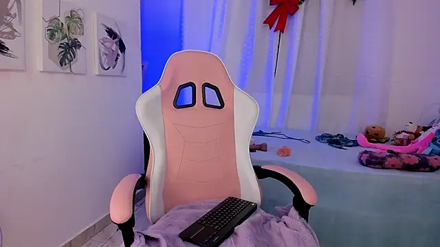 Lia Petite1 online show from March 7, 5:51 am