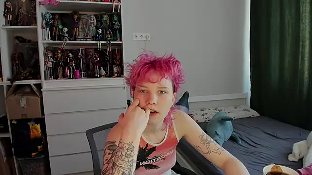 Snapshot of School_Love chatting on March 5, 7:15 am School Love online show from March 5, 7:15 am