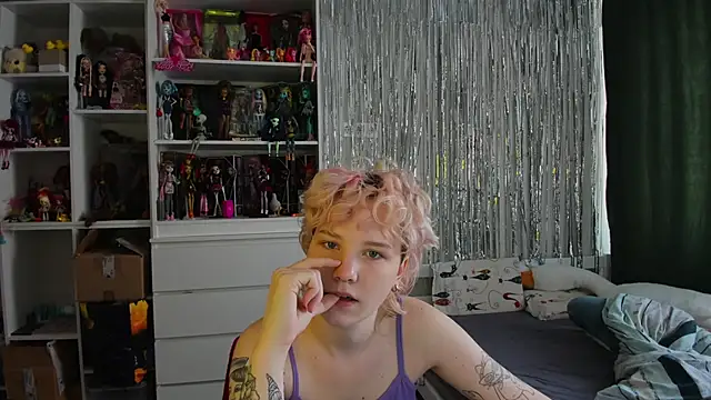 Snapshot of School_Love chatting on April 3, 7:06 am School Love online show from April 3, 7:06 am