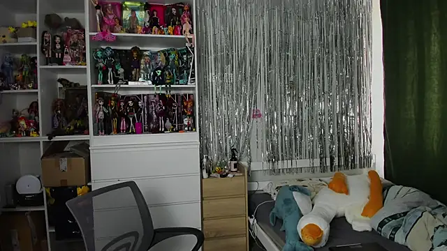 Snapshot of School_Love chatting on April 5, 7:05 am School Love online show from April 5, 7:05 am