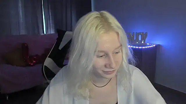 Snapshot of EnigmaSee chatting on June 27, 12:22 pm EnigmaSee online show from June 27, 12:22 pm