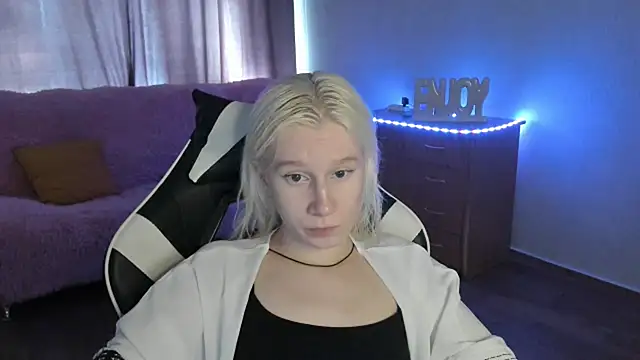 Snapshot of EnigmaSee chatting on June 29, 1:34 am EnigmaSee online show from June 29, 1:34 am