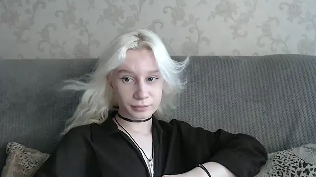 Snapshot of EnigmaSee chatting on July 6, 8:33 am EnigmaSee online show from July 6, 8:33 am