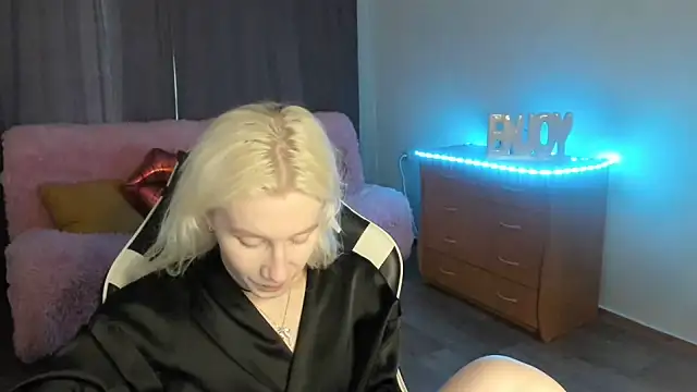 Snapshot of EnigmaSee chatting on July 11, 9:34 am EnigmaSee online show from July 11, 9:34 am
