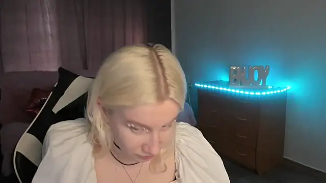 Snapshot of EnigmaSee chatting on July 12, 1:18 am EnigmaSee online show from July 12, 1:18 am