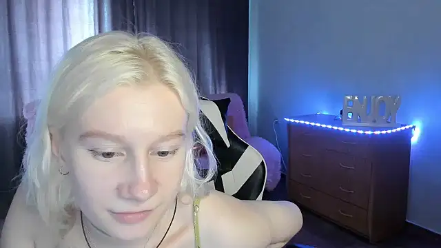 Snapshot of EnigmaSee chatting on July 31, 9:41 am EnigmaSee online show from July 31, 9:41 am