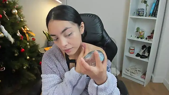  BellaEvans  online show from December 17, 5:57 am