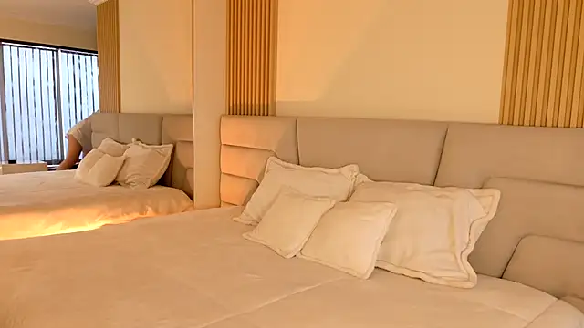 Zoe Benson online show from November 18, 1:04 pm