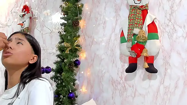 Snapshot of BarbieHotLaura chatting on December 16, 6:27 pm BarbieHotLaura online show from December 16, 6:27 pm