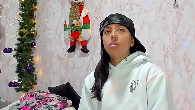 Snapshot of BarbieHotLaura chatting on December 19, 2:24 pm BarbieHotLaura online show from December 19, 2:24 pm