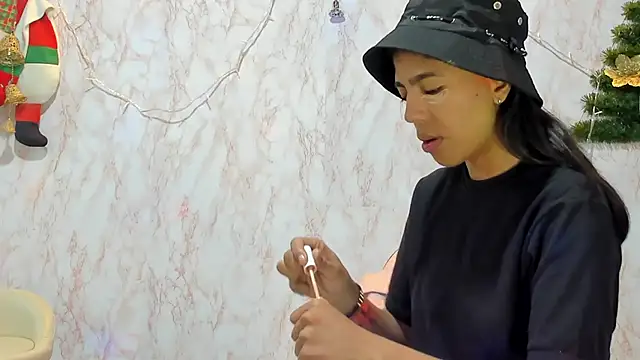 Snapshot of BarbieHotLaura chatting on December 26, 3:53 pm BarbieHotLaura online show from December 26, 3:53 pm