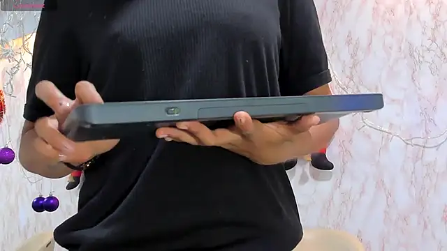 Snapshot of BarbieHotLaura chatting on December 27, 3:37 pm BarbieHotLaura online show from December 27, 3:37 pm