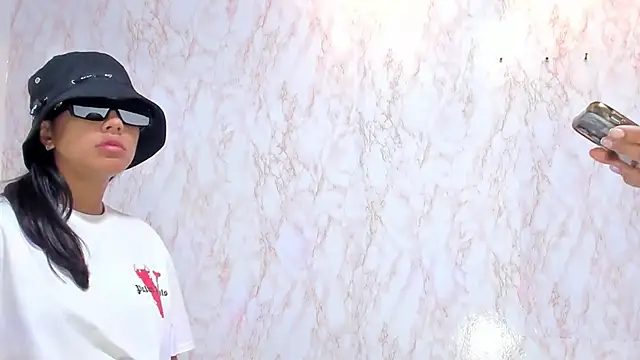 Snapshot of BarbieHotLaura chatting on January 3, 6:03 pm BarbieHotLaura online show from January 3, 6:03 pm