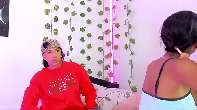 Snapshot of BarbieHotLaura chatting on February 2, 8:08 pm BarbieHotLaura online show from February 2, 8:08 pm