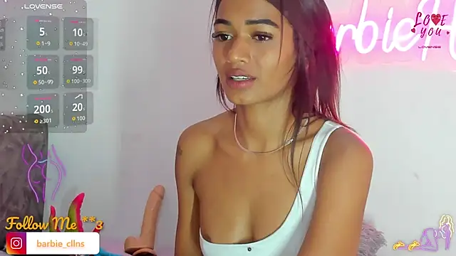 Snapshot of BarbieHotLaura chatting on October 9, 1:47 am BarbieHotLaura online show from October 9, 1:47 am