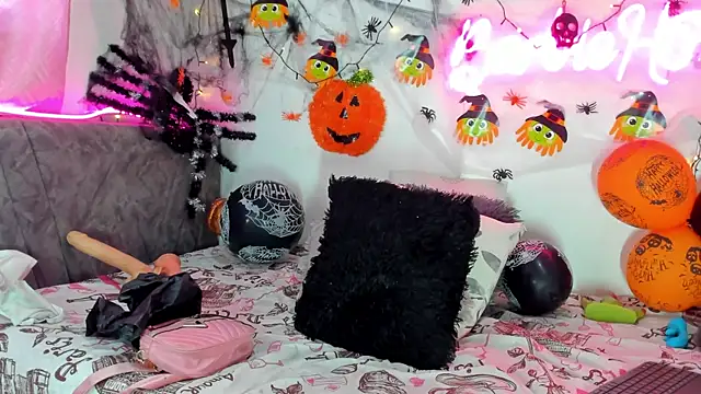 Snapshot of BarbieHotLaura chatting on October 18, 6:41 pm BarbieHotLaura online show from October 18, 6:41 pm