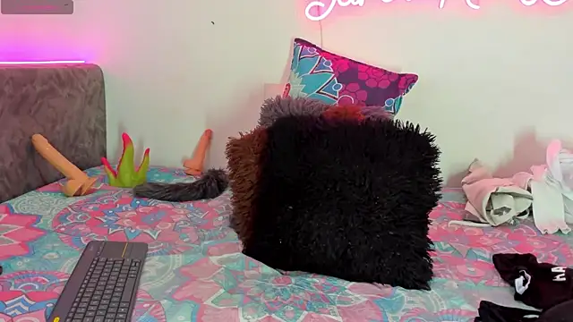 Snapshot of BarbieHotLaura chatting on November 12, 7:35 pm BarbieHotLaura online show from November 12, 7:35 pm