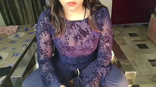 Snapshot of aarushi_sharmaa chatting on December 16, 5:23 am aarushi sharmaa online show from December 16, 5:23 am