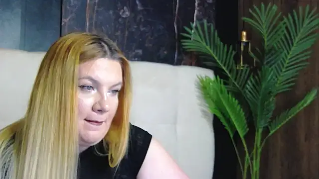 Snapshot of MelanieBrownn chatting on November 13, 3:55 pm MelanieBrownn online show from November 13, 3:55 pm