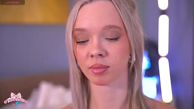  AlinaBailey online show from April 15, 7:15 am