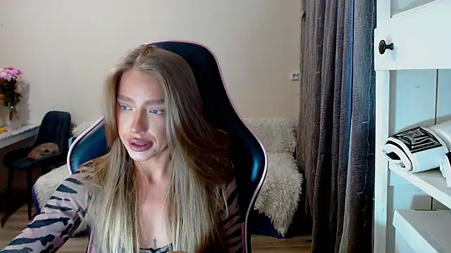 lonely dreamm online show from December 15, 9:03 am