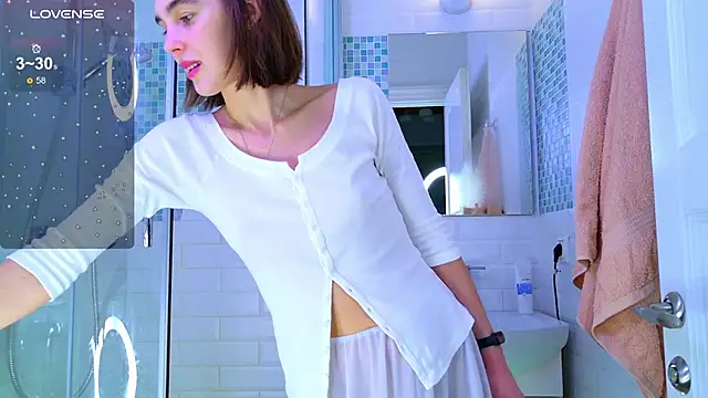 lylylovesyou online show from December 19, 2:35 pm