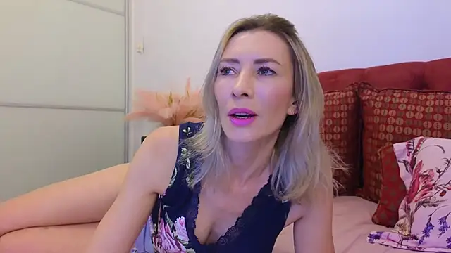 Snapshot of _Maddalena_ chatting on January 7, 8:52 pm Maddalena online show from January 7, 8:52 pm