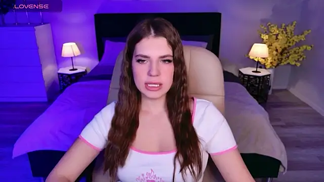 Snapshot of BellaSweetHeart chatting on October 13, 6:24 am BellaSweetHeart online show from October 13, 6:24 am