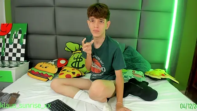 Snapshot of KLAUS_SUNRISE_XX chatting on December 4, 10:35 am KLAUS SUNRISE XX online show from December 4, 10:35 am