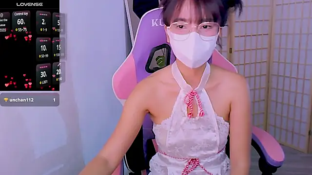 Snapshot of desiregirl69 chatting on February 6, 3:20 pm desiregirl69 online show from February 6, 3:20 pm