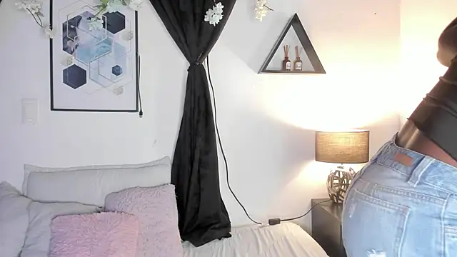 Khenta Michells online show from April 7, 10:26 am